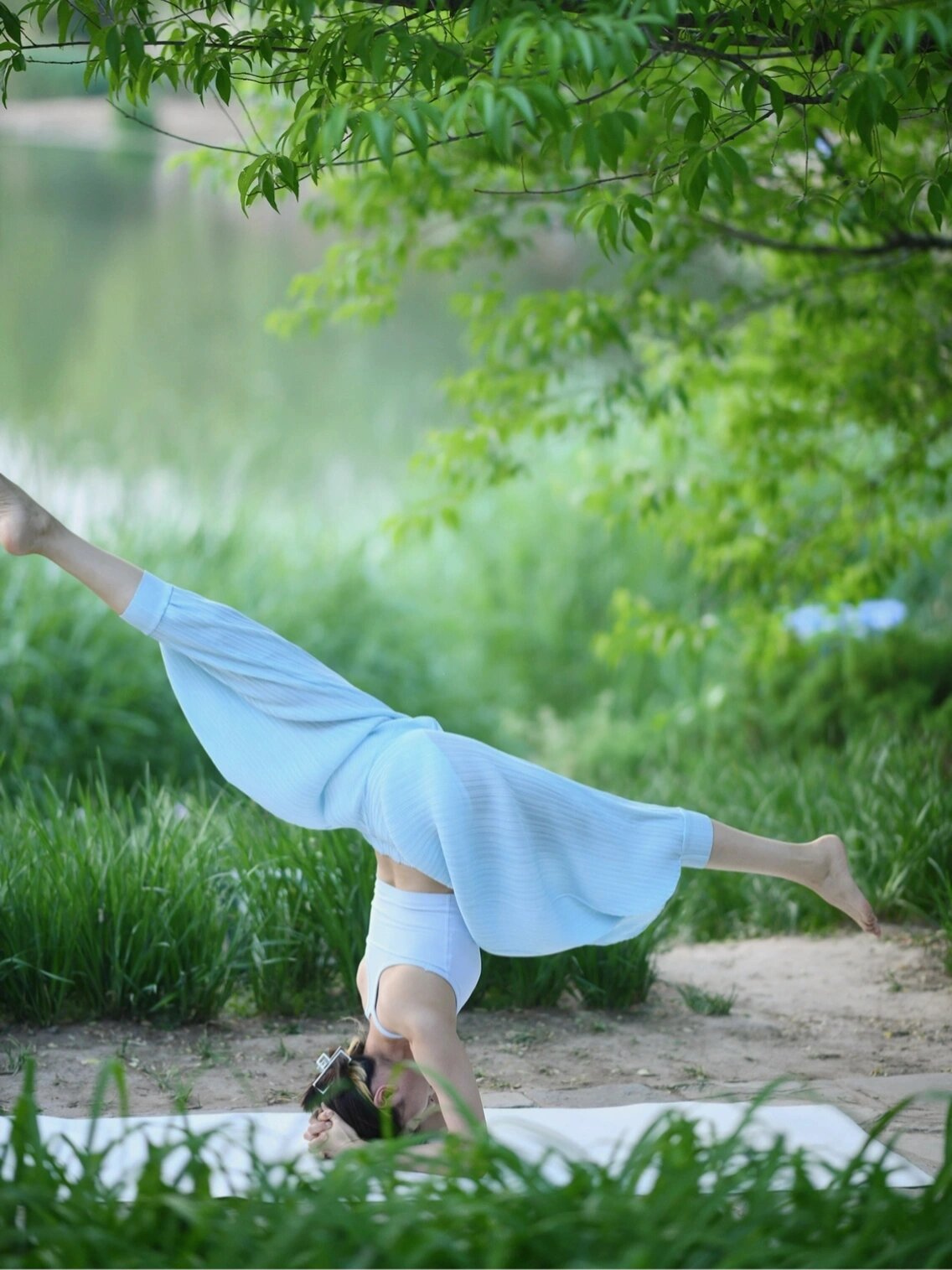 户外瑜伽|瑜伽美图|总有风吹不散的认真