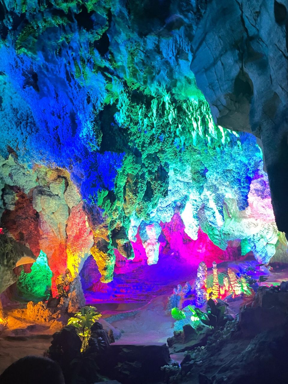 桂林七星岩 桂林的七星岩去了,跟着讲解员走了五十分钟,景色壮观,就是