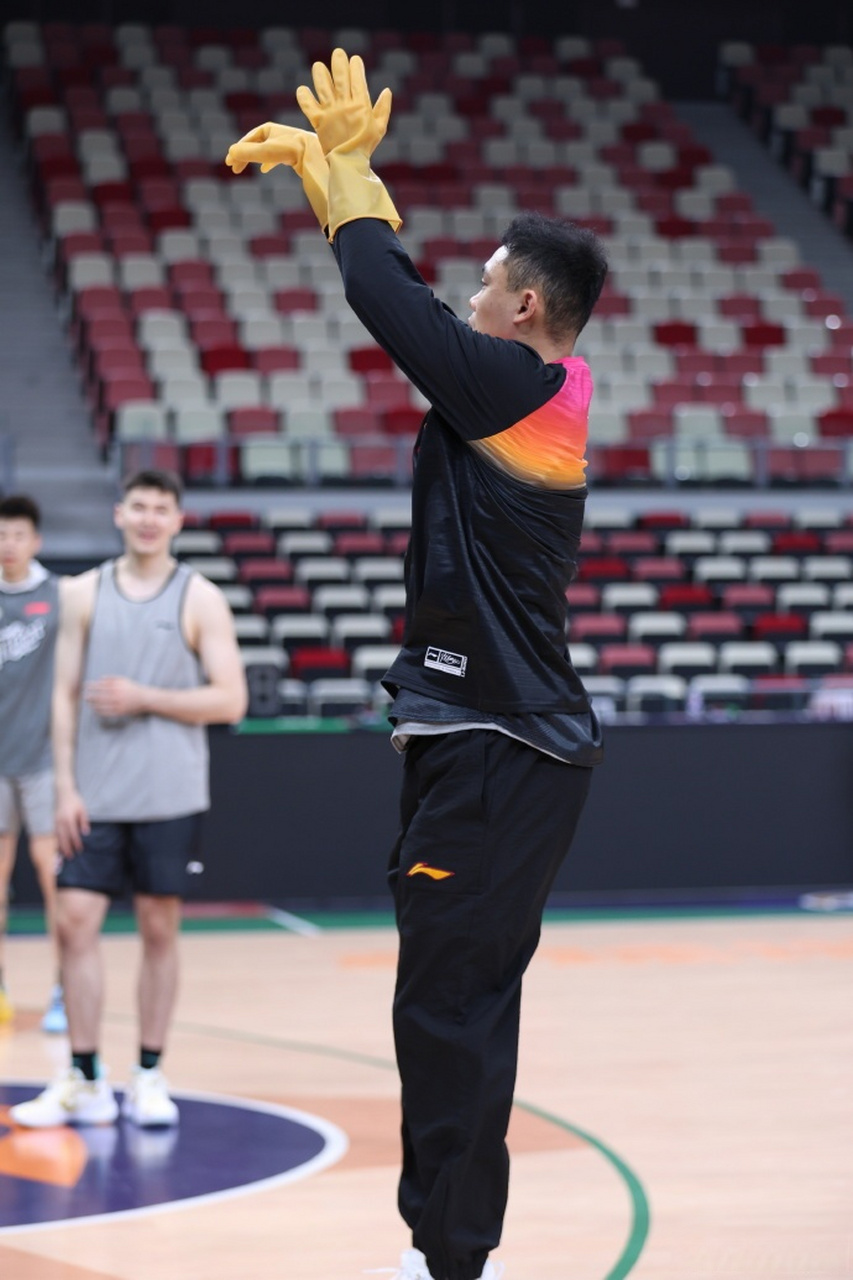 全明星训练时期的花式投篮玩法, 原帅和赵继伟pg带塑胶手套投篮,这能