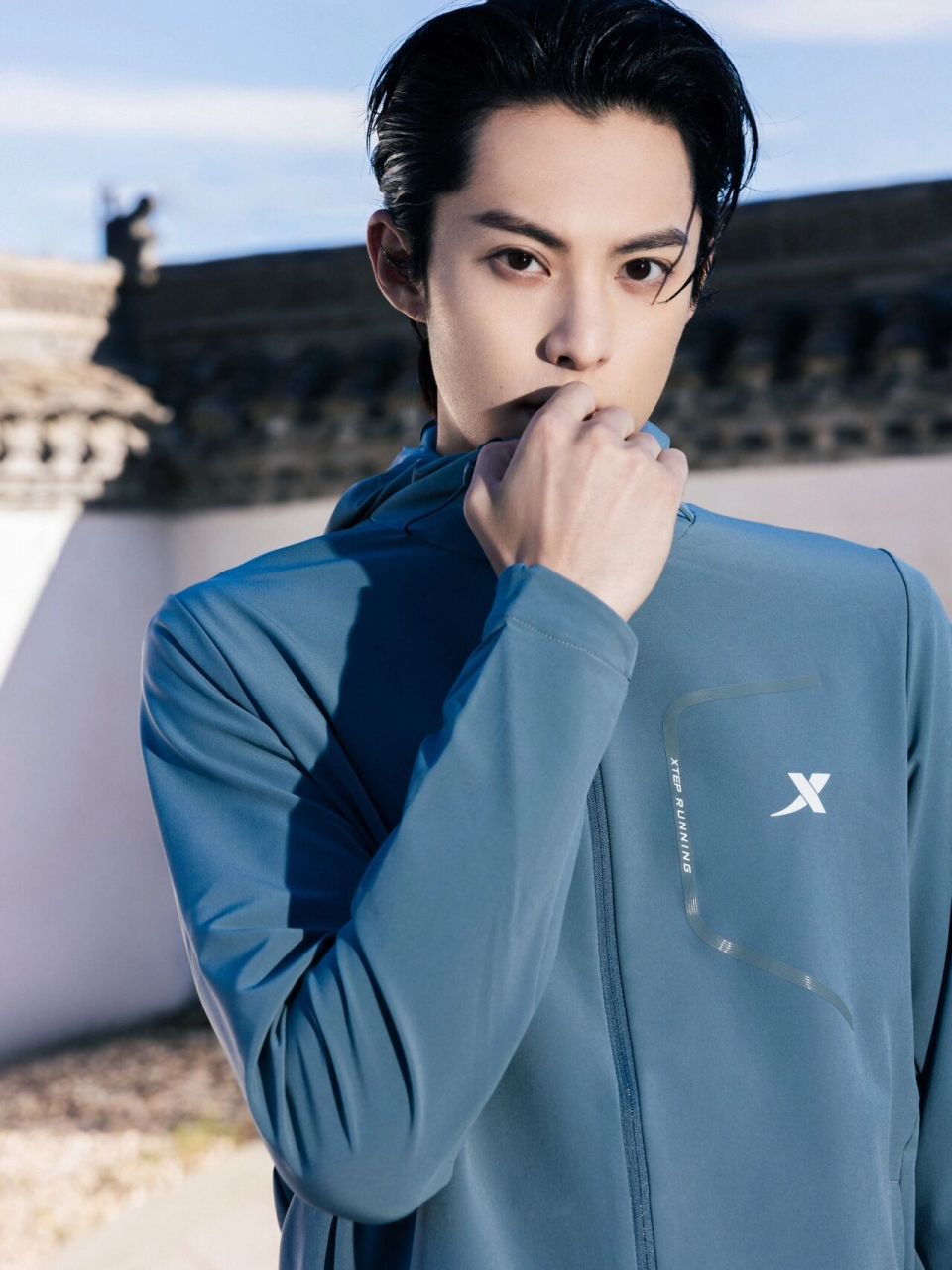 是新鲜的王鹤棣,好帅气阳光的一张脸啊,真的很难不爱～ 一身特步运动