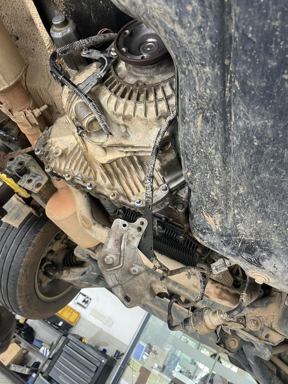 路虎发现4行驶过程中分动箱异响,我们选择维修更换轴承和油封的方案.