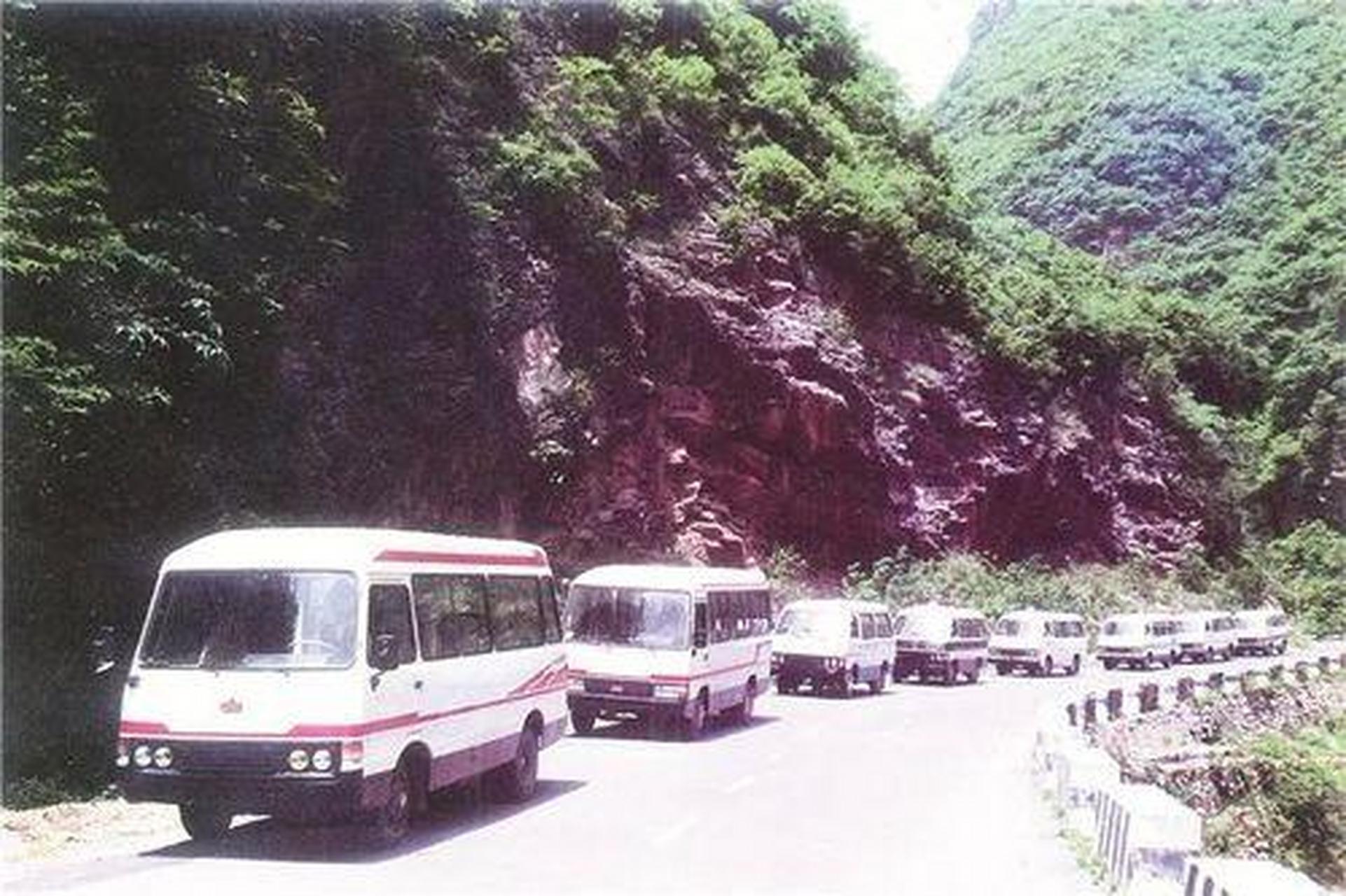 80年代湖北省航空航天制造岀万山牌中巴客车当年分19座位与15座位/一