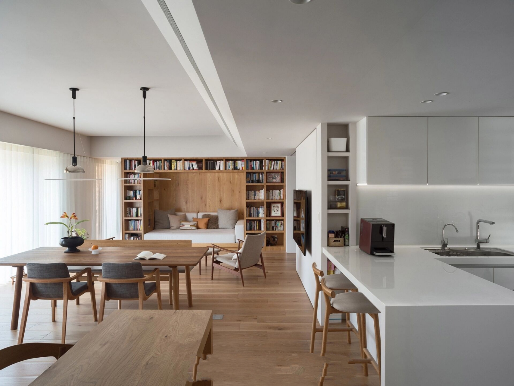 客厅的沙发卡座 书柜一体式设计 完美的演绎了什么叫零死角的收纳这 