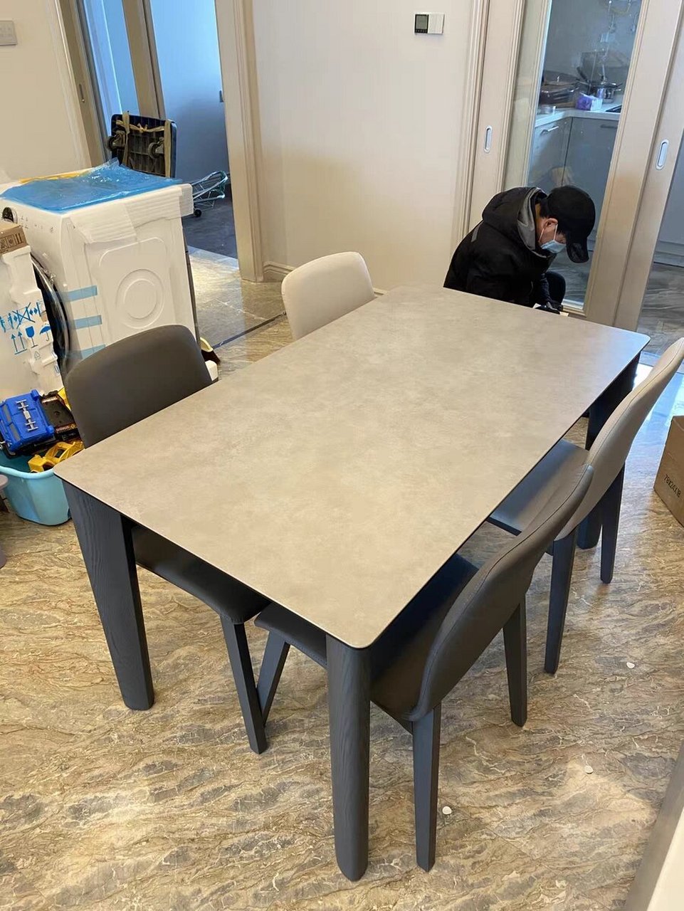 纯黑色岩板餐桌 搭配什么餐椅比较好 买了德利丰的纯黑岩板餐桌  现在