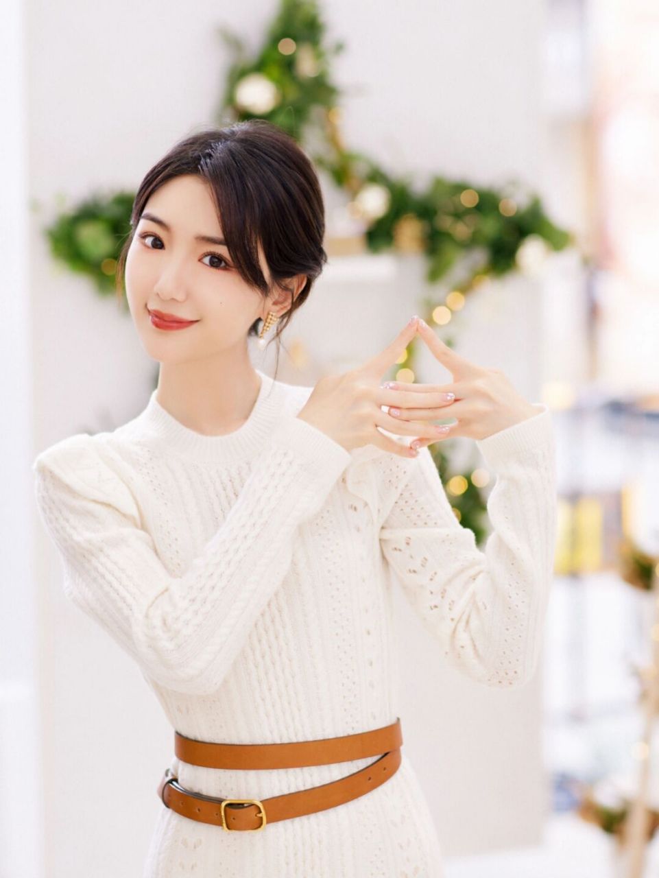 毛晓彤近期活动穿的chole 2021秋冬荷叶边白色镂空针织裙,好家伙