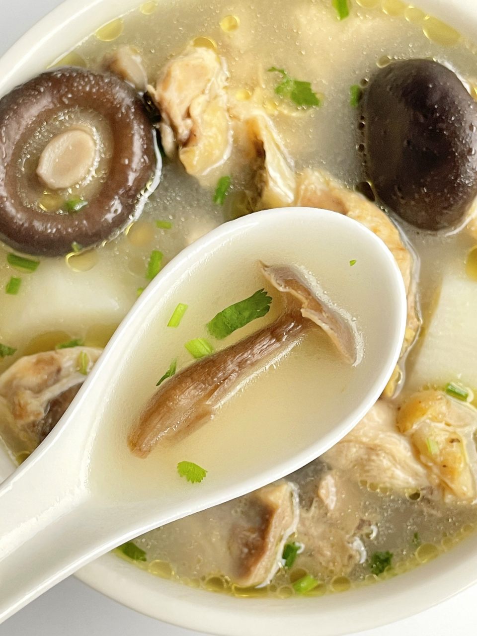 寒冬必须安排的香菇炖土鸡汤,补钙养胃,鲜   hi,大家好～ 寒冬一定要