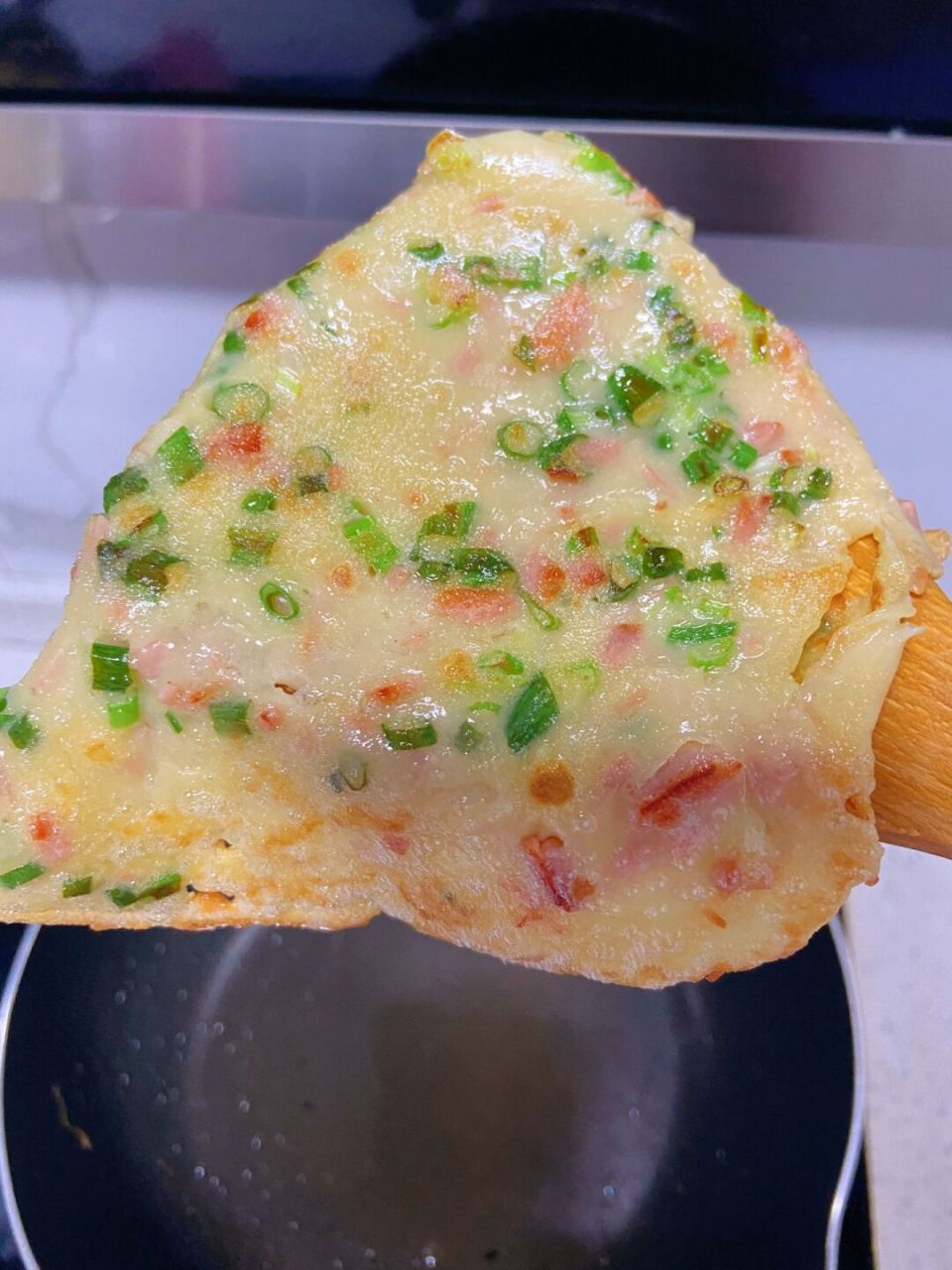 500克中筋面粉,1000克清水,鸡蛋3个,火腿肠 葱花切碎,盐 鸡精少许.