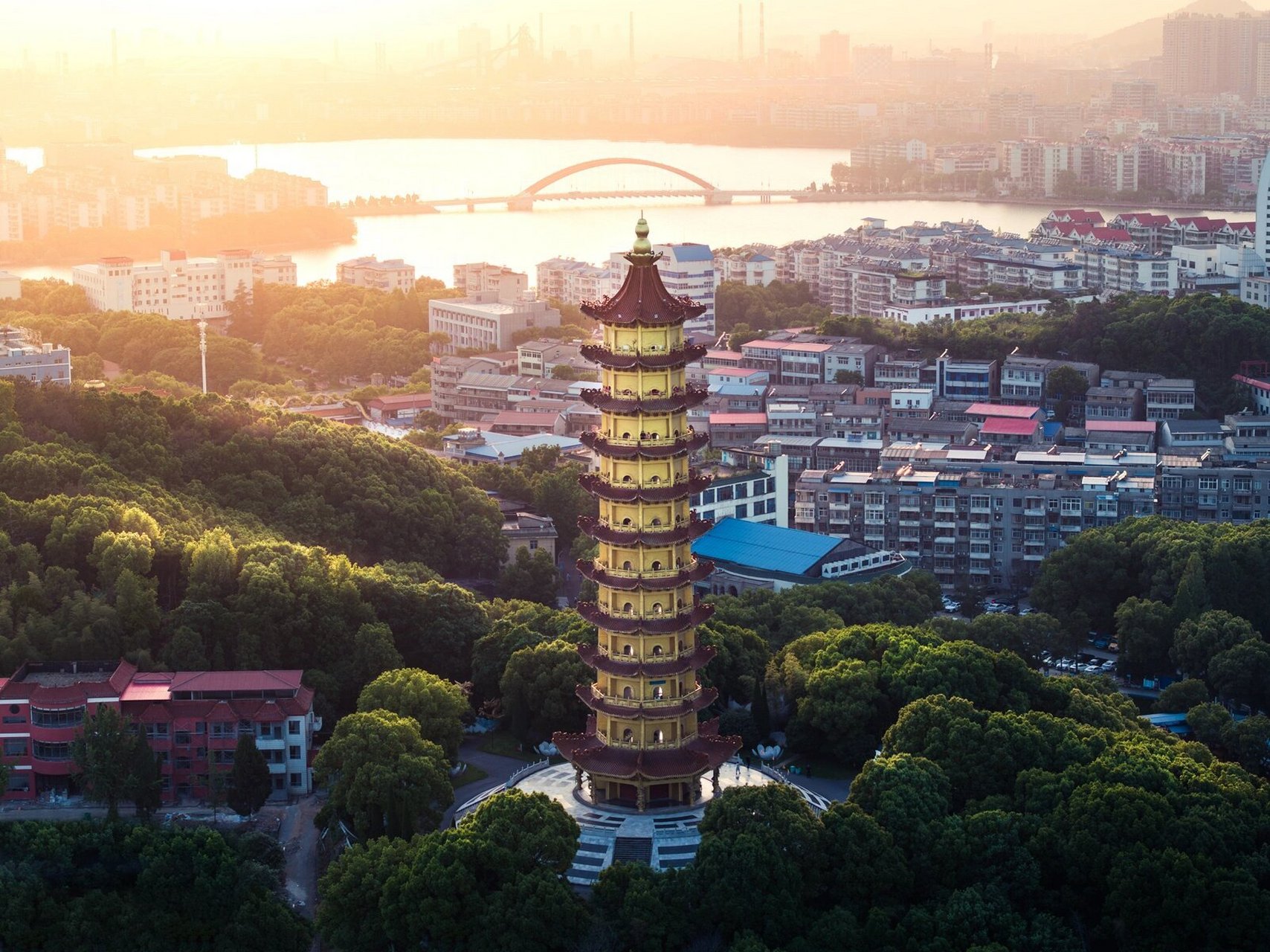 鄂州/通体琉璃金宝塔-元明塔 鄂州莲花山公园元明塔虽说是现代建筑?