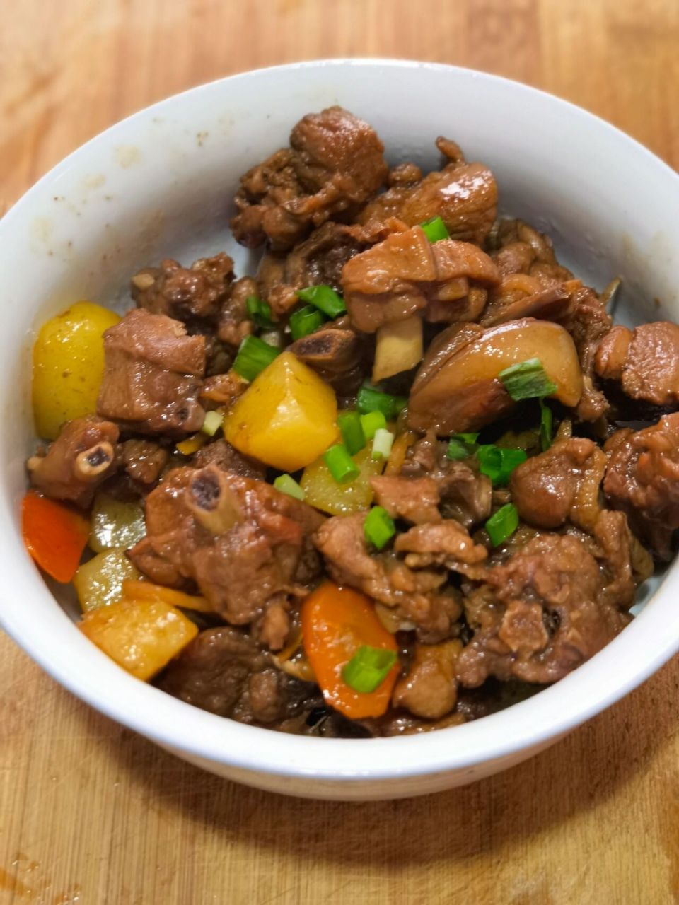 土豆焖鸭 材料:土鸭半只  土豆一个 葱段 蒜瓣2个 姜片 料酒 酱油