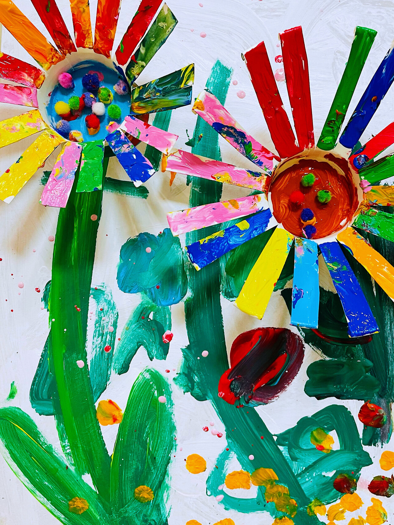 启蒙(3-4岁)绘画作品 作品名字:《彩虹色的花》 绘画材料:灰纸板,纸杯