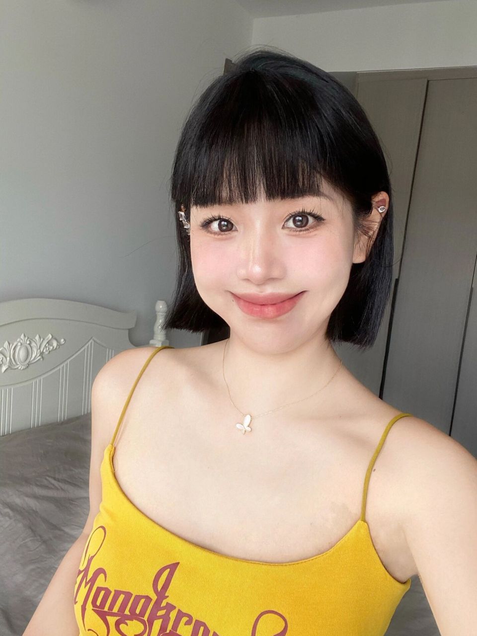 短发# #一刀切短发# #女生短发发型# #日系短发# #吊带# #日常妆容