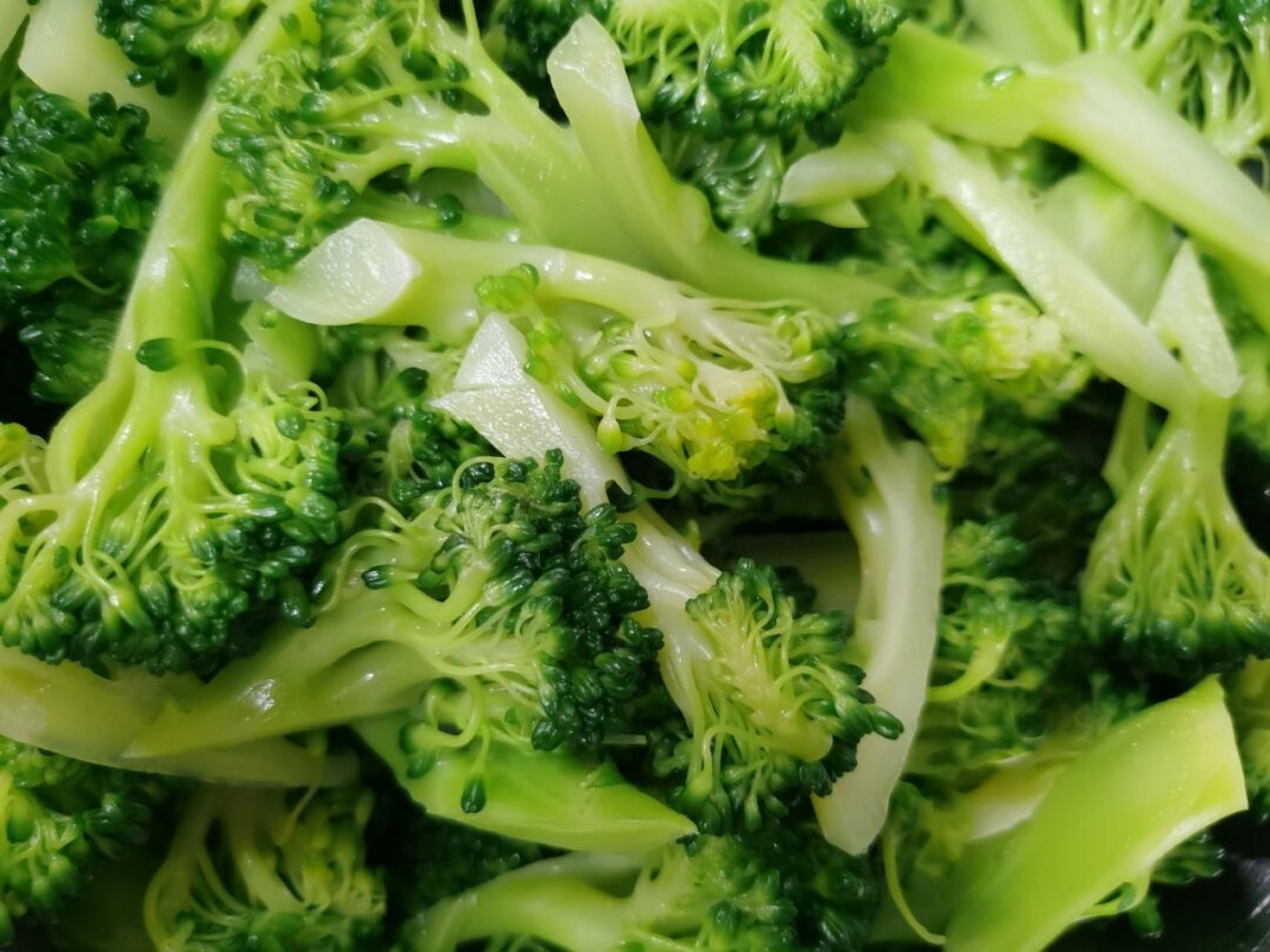 水煮西兰花 西兰花切均匀的块如图 开水烧开 将西兰花放入开水中 转小