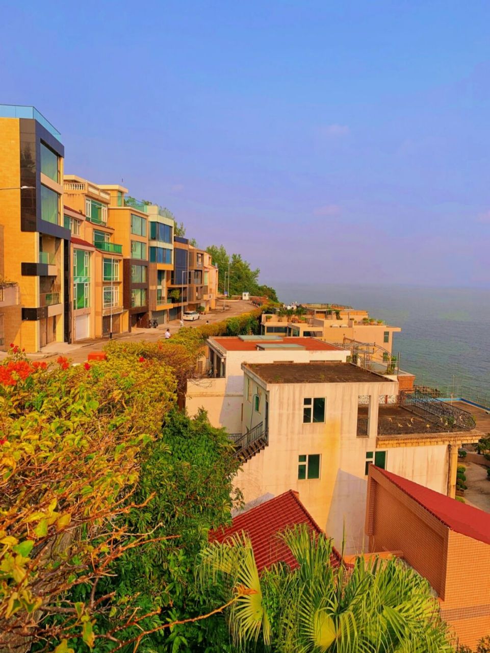 竹湾豪园这里的海边大道 傍晚日落时分静谧得很 似乎只有三俩遛狗的