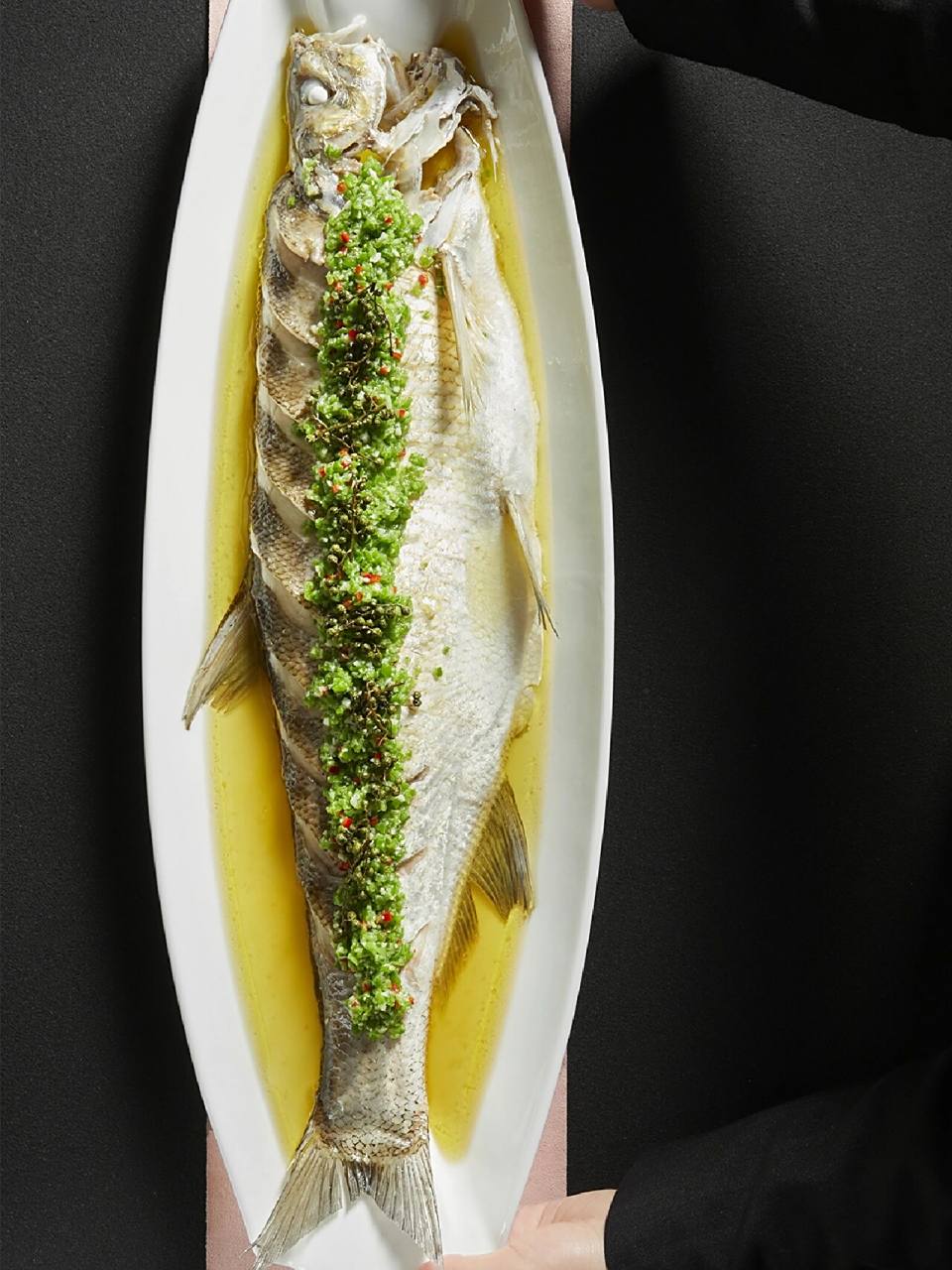 锦园招牌菜 | 自制青花椒酱蒸白水鱼95 精选天目湖最新鲜的白水鱼