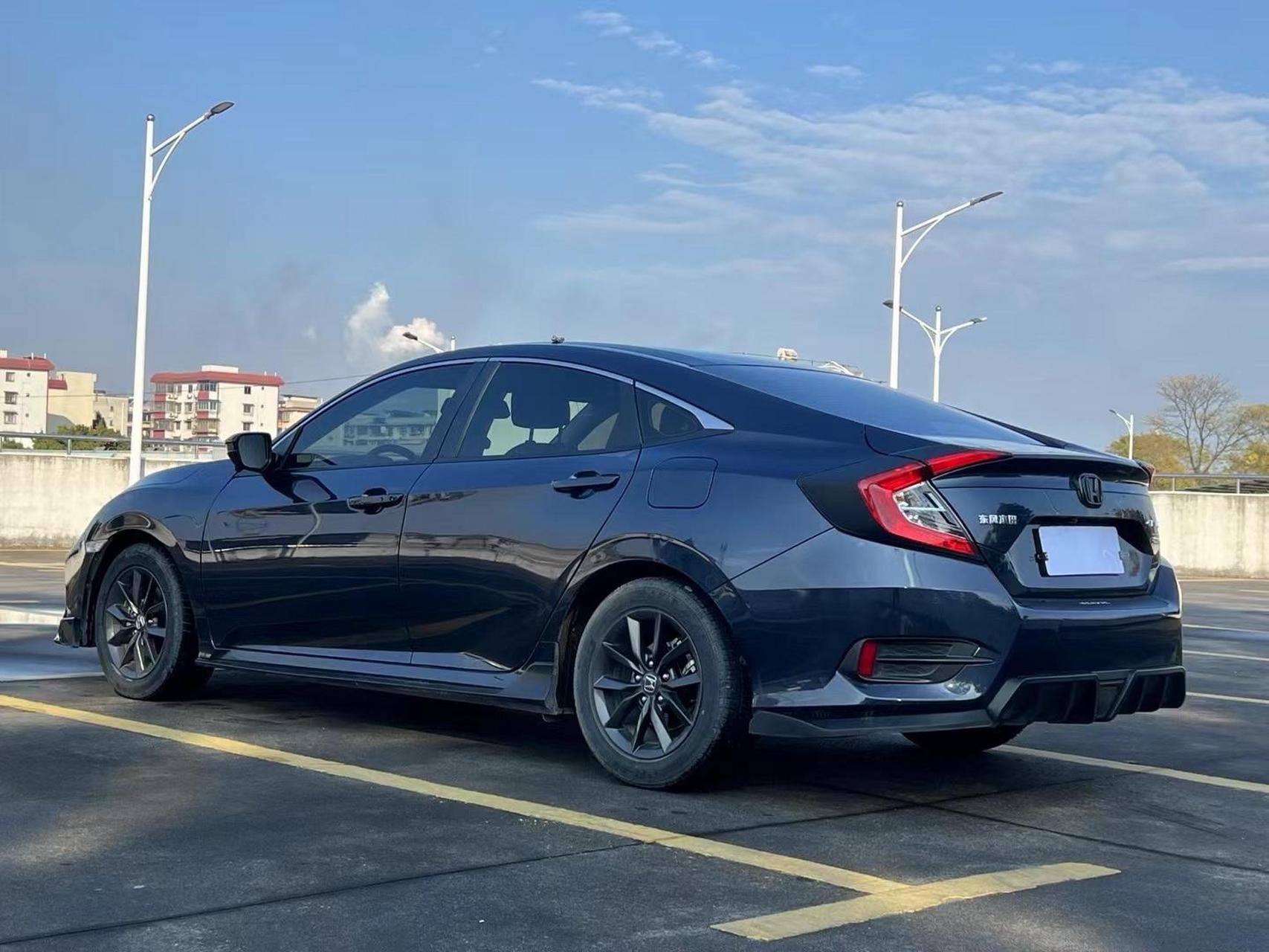 【品牌型号】本田思域 【款式配置】19款劲动版 【车身颜色】暗金蓝