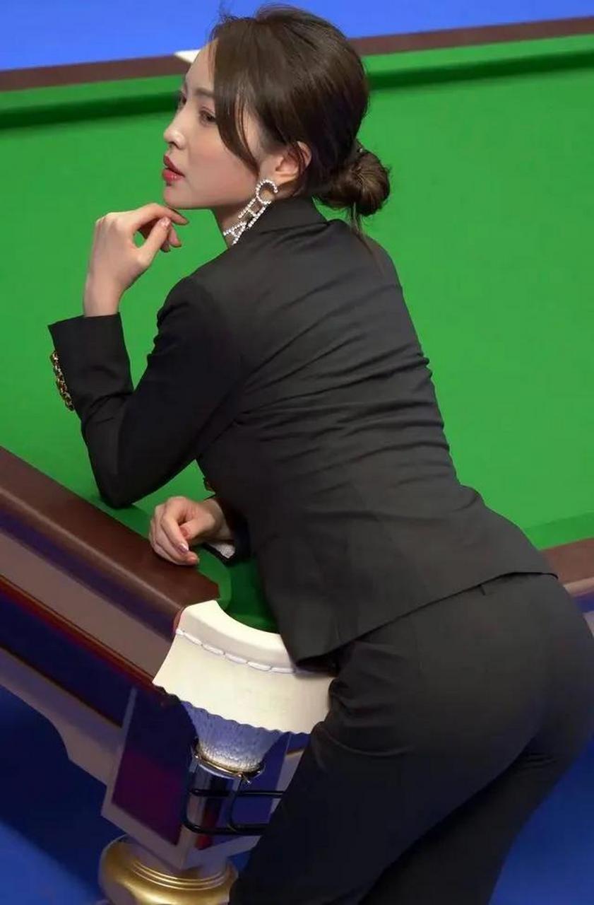 被誉为中式八球"最美女裁判".