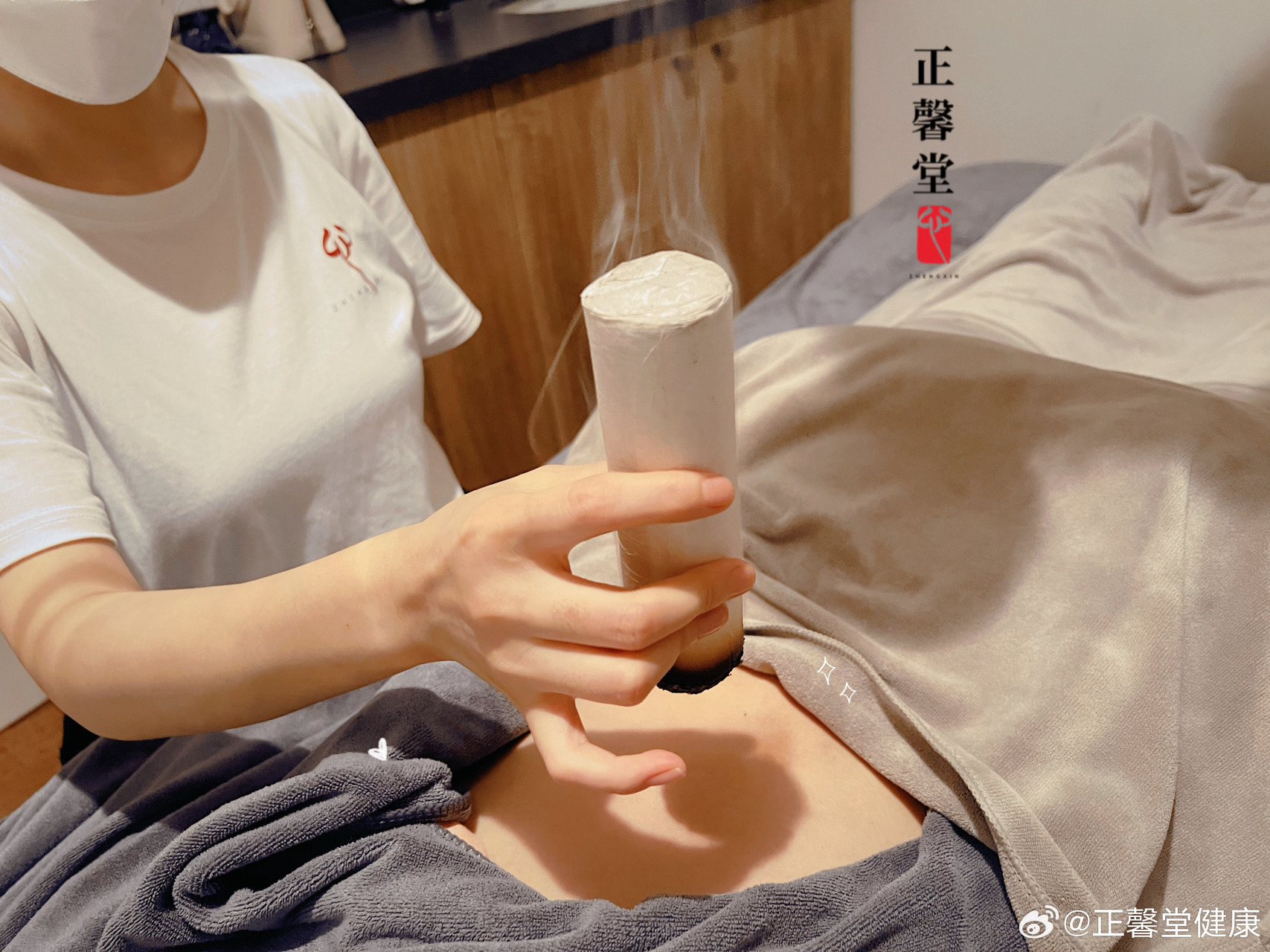 最近艾灸的美女越来越多啦#养生##健康养生##中医##健康养生##艾灸