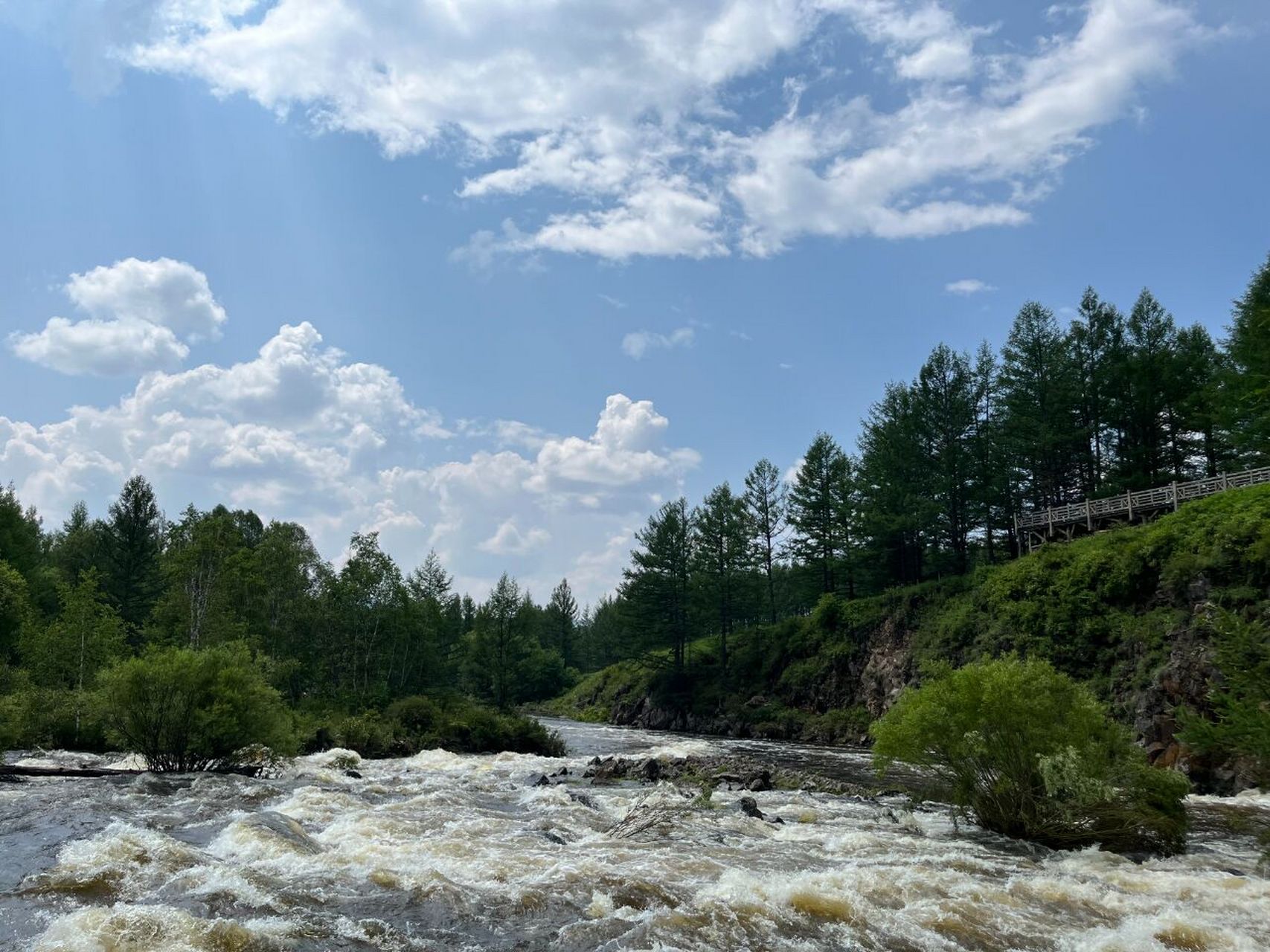阿尔山三潭峡 三潭峡是哈拉哈河的源头;由映松潭,映壁潭,龙凤潭三个深