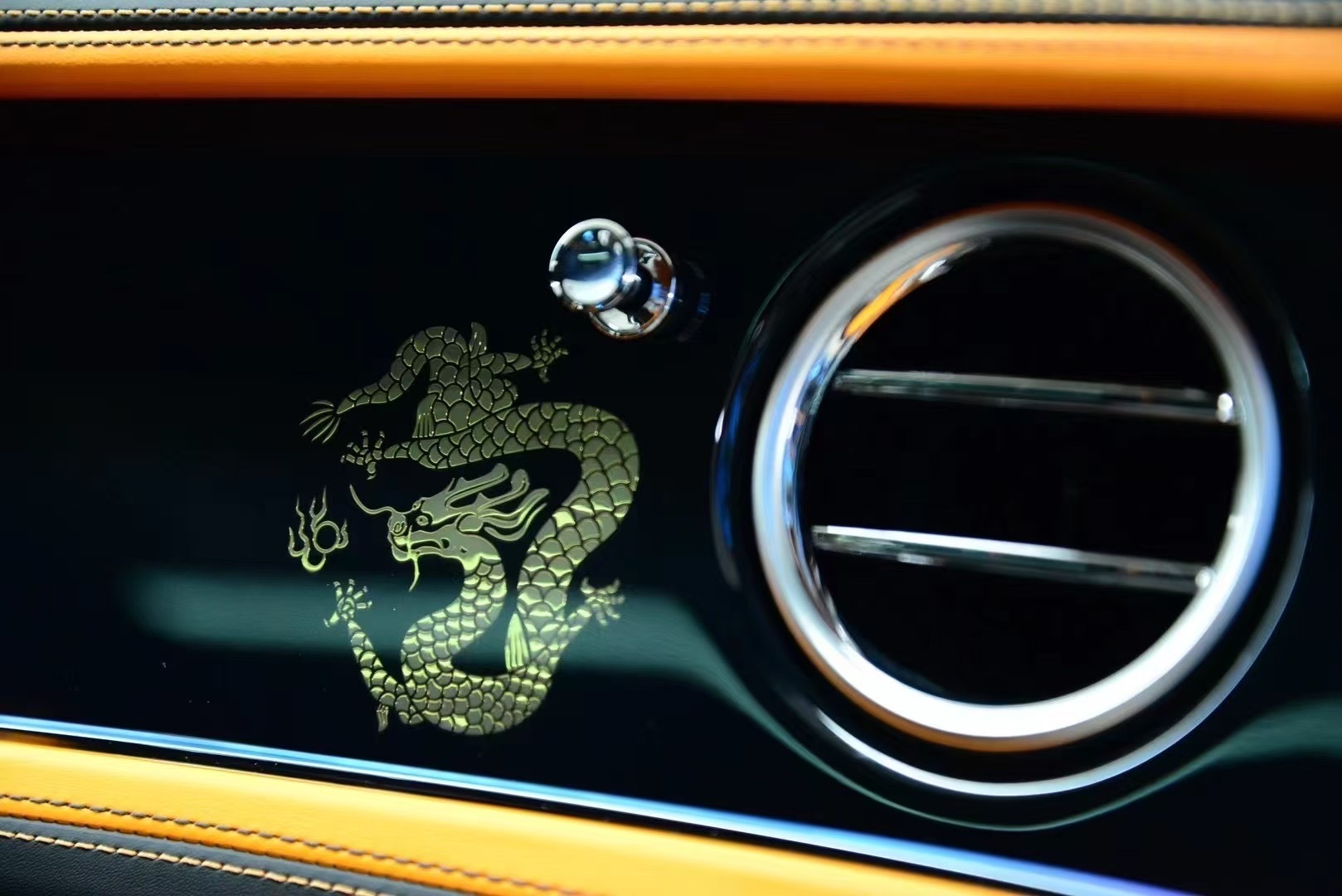 宾利高级定制部门mulliner以龙纹为灵感,结合北宋书法大师 米芾 的"龍