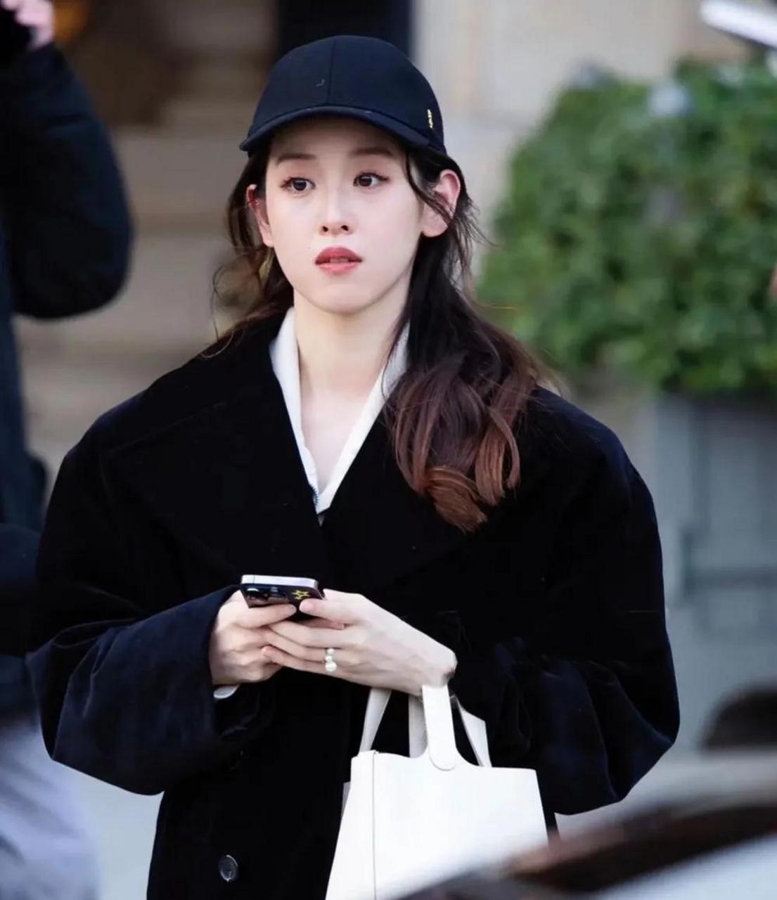 奶茶妹妹最新照片,黑色帽子配大衣,帅气有型.