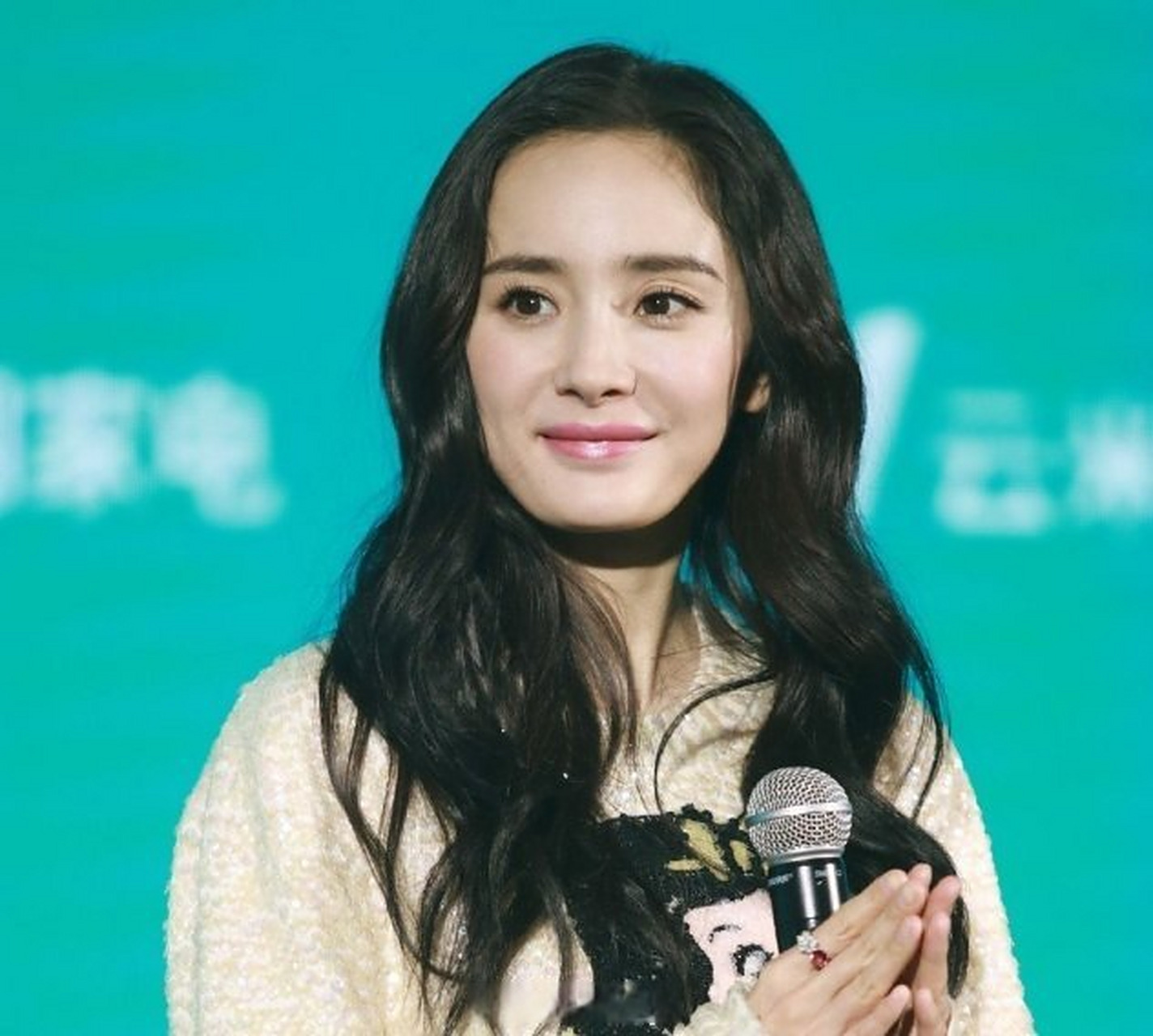 这是什么时期的杨幂?脸型好奇怪.