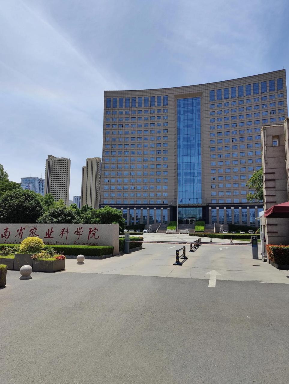 坐标郑州: 河南省农业科学院和郑州市动物园, 面对面.