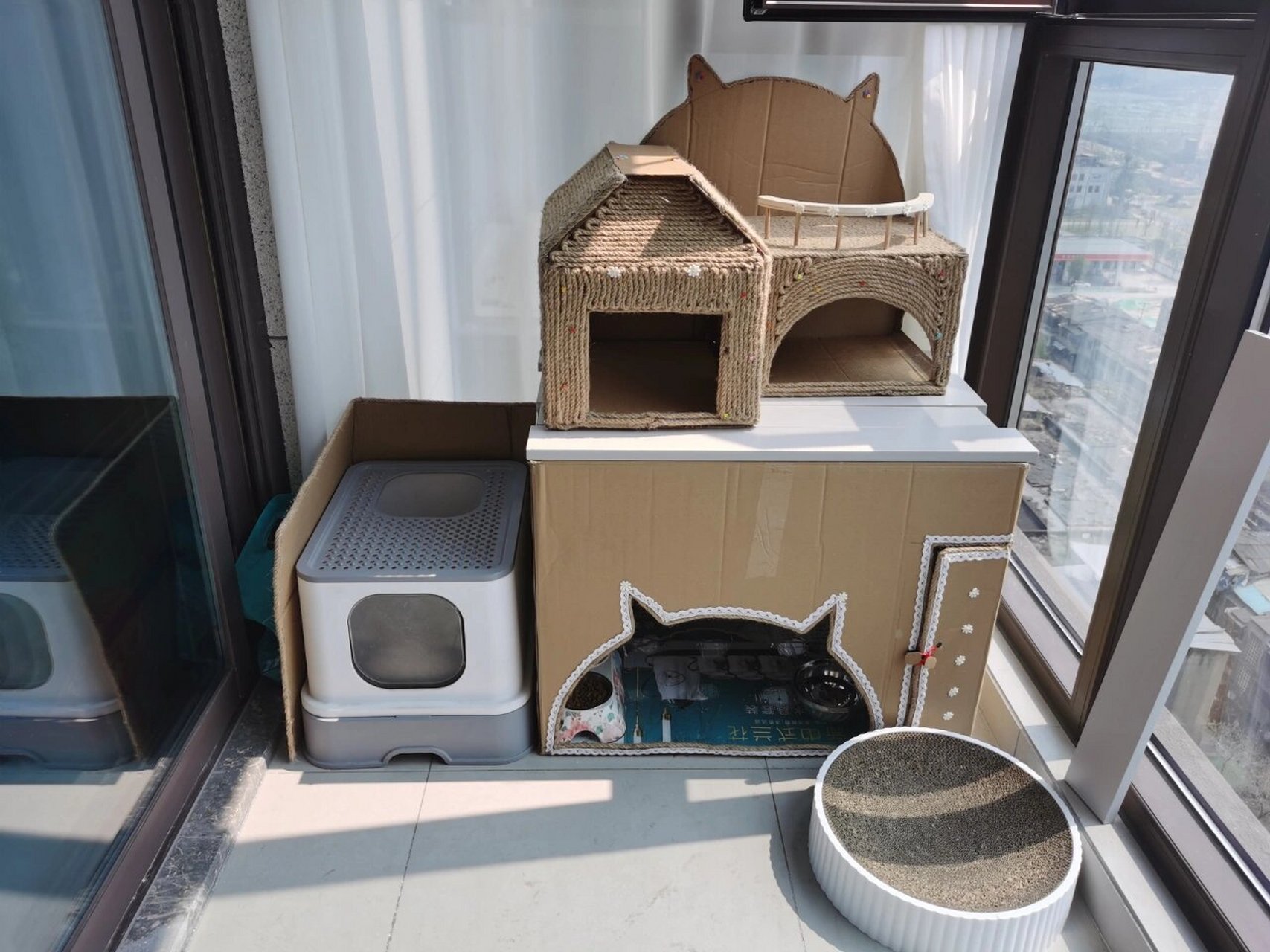 废纸箱自制猫咪小别墅 用搬家的纸箱子给喵小七做了个小别墅,但它除了