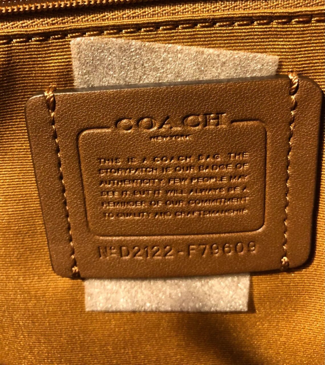 学会鉴别coach包包(第三招:故事牌) 99故事牌正品刻字清晰,深刻