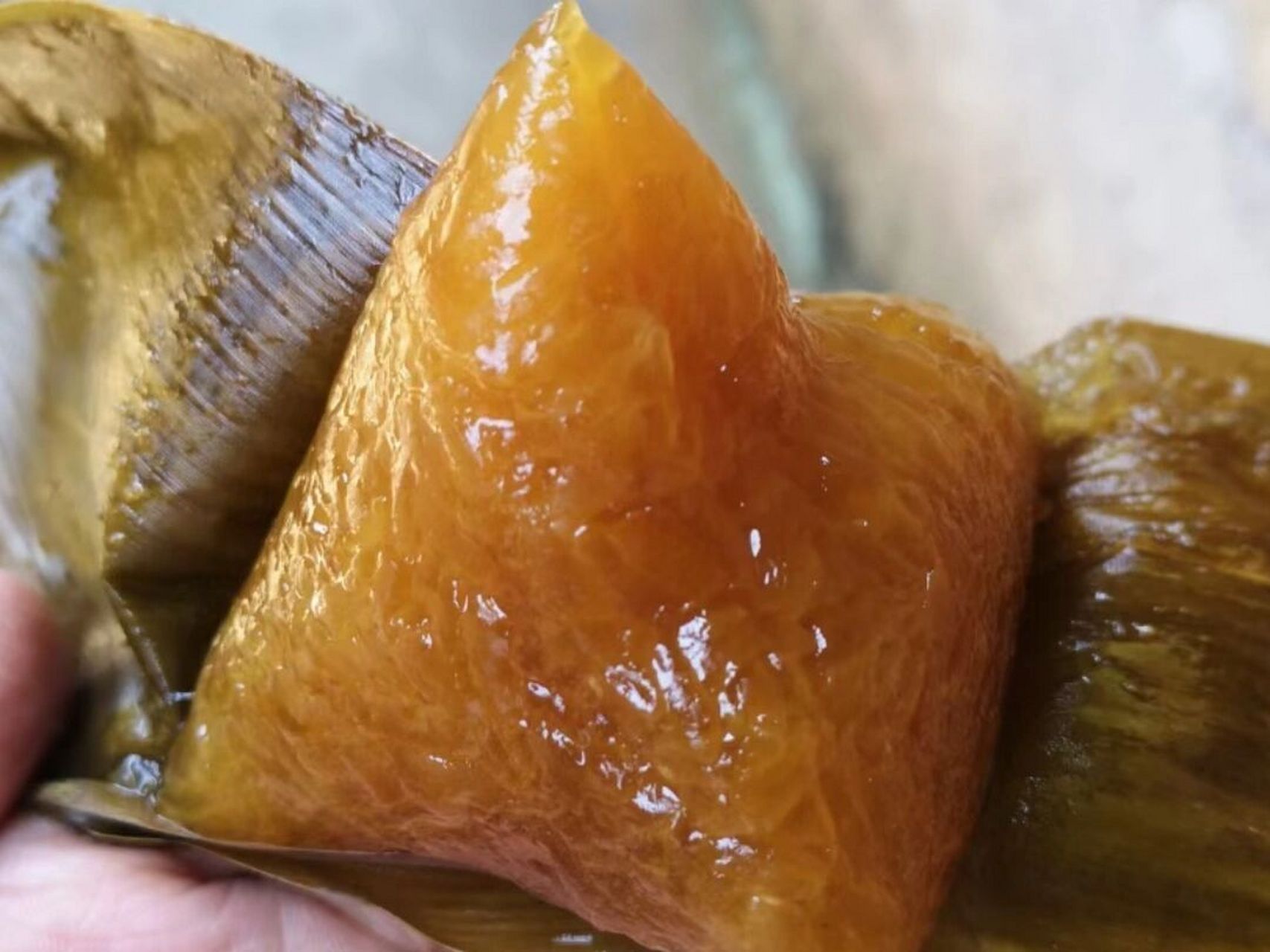 客家灰水粽还会用上双层粽叶来增香,这样做出来的粽子带