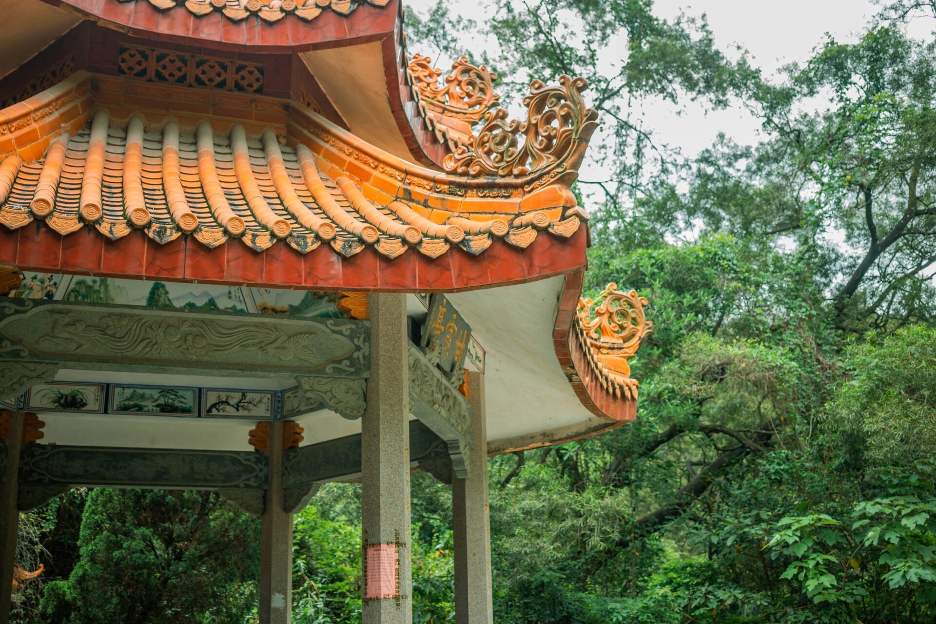潮州也有甘露寺哦 甘露寺就在山顶的大石头里,全是佛像我不好呀拍