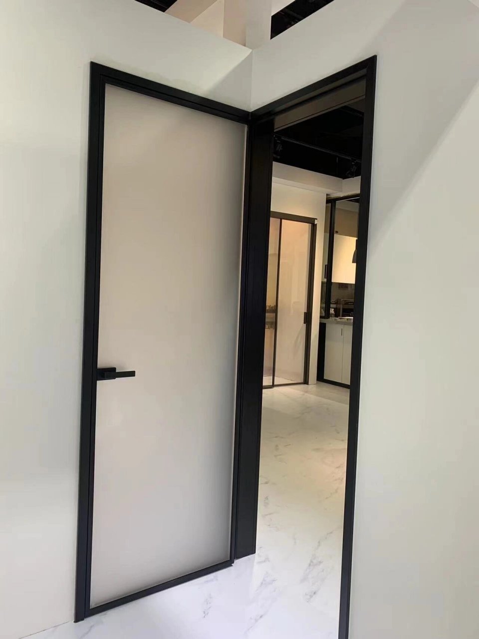 一门两用平开门 一门两用的极简窄边平开门,可以是卫生间门也可以是