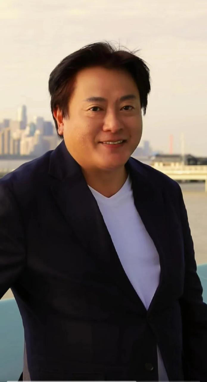 魏骏杰怎么胖成了这个样? 看来是不准备吃演员这碗饭了.