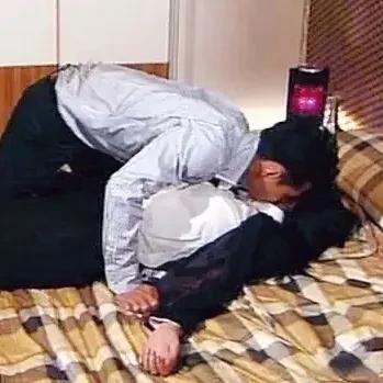 在饭局上,周琴被迫喝下大量白酒,失去了反抗能力