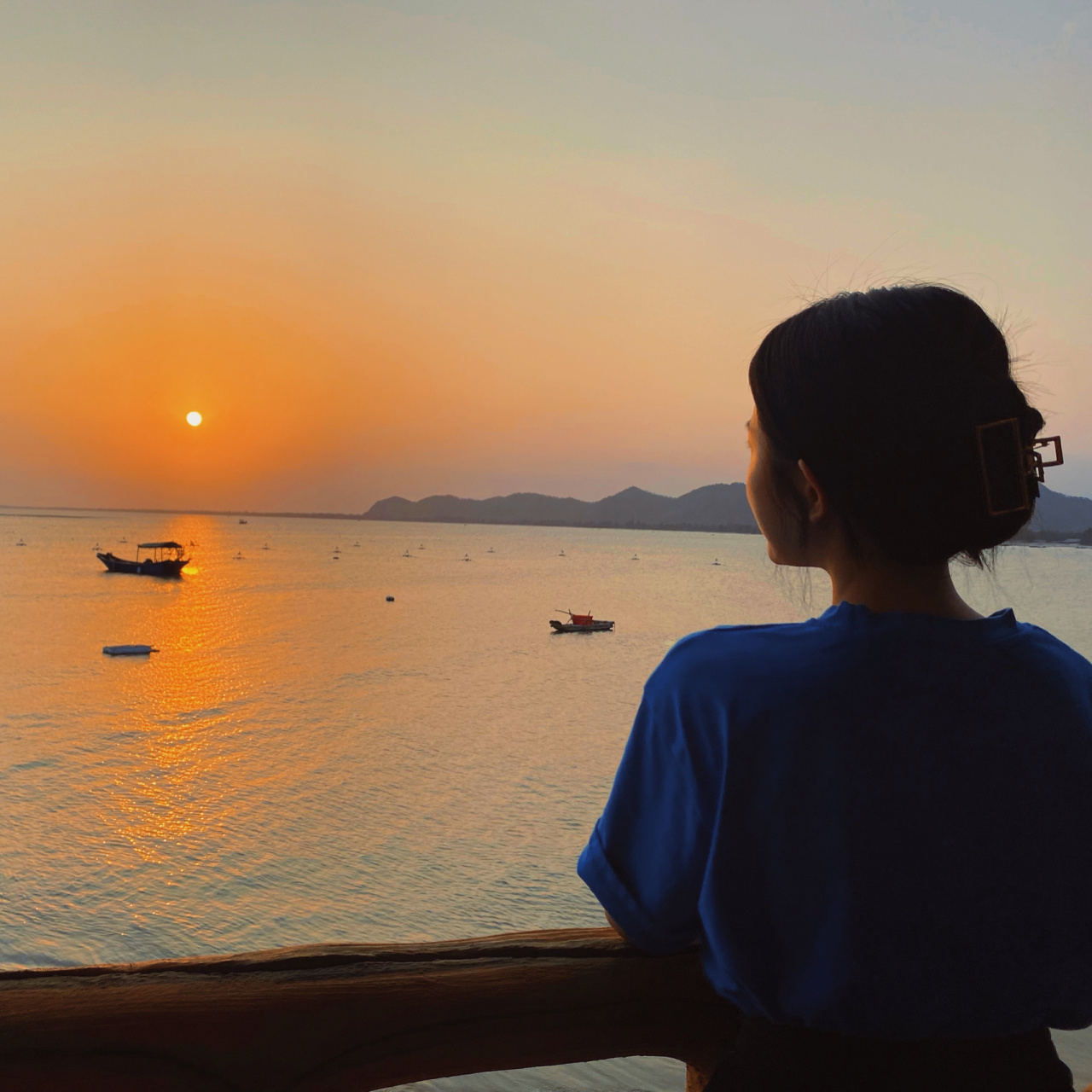 海边背影女图片