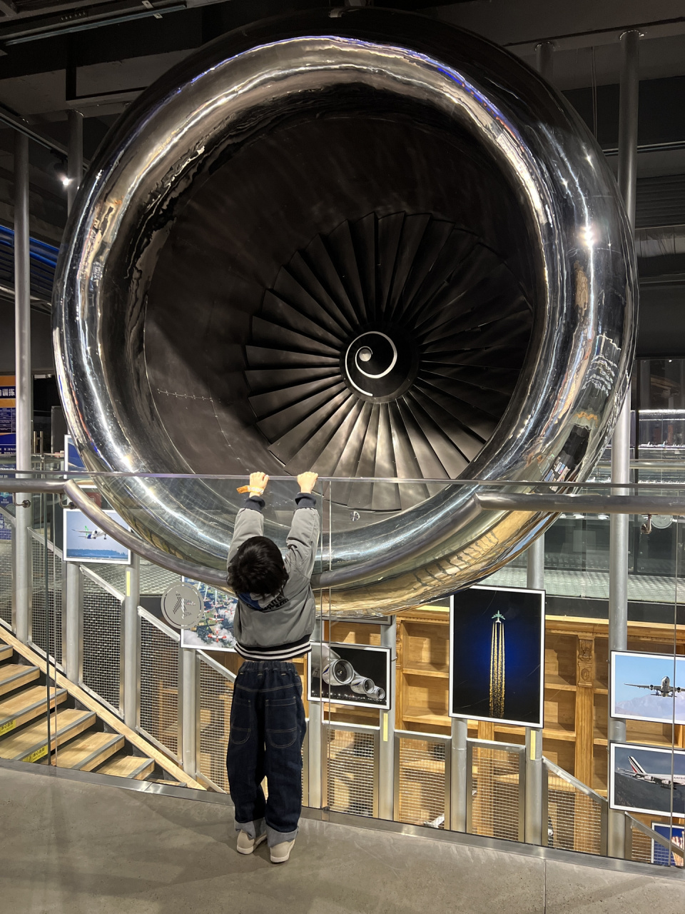 成都环球中心93立巢航空博物馆 二楼有一个波音737的真机 2016年从