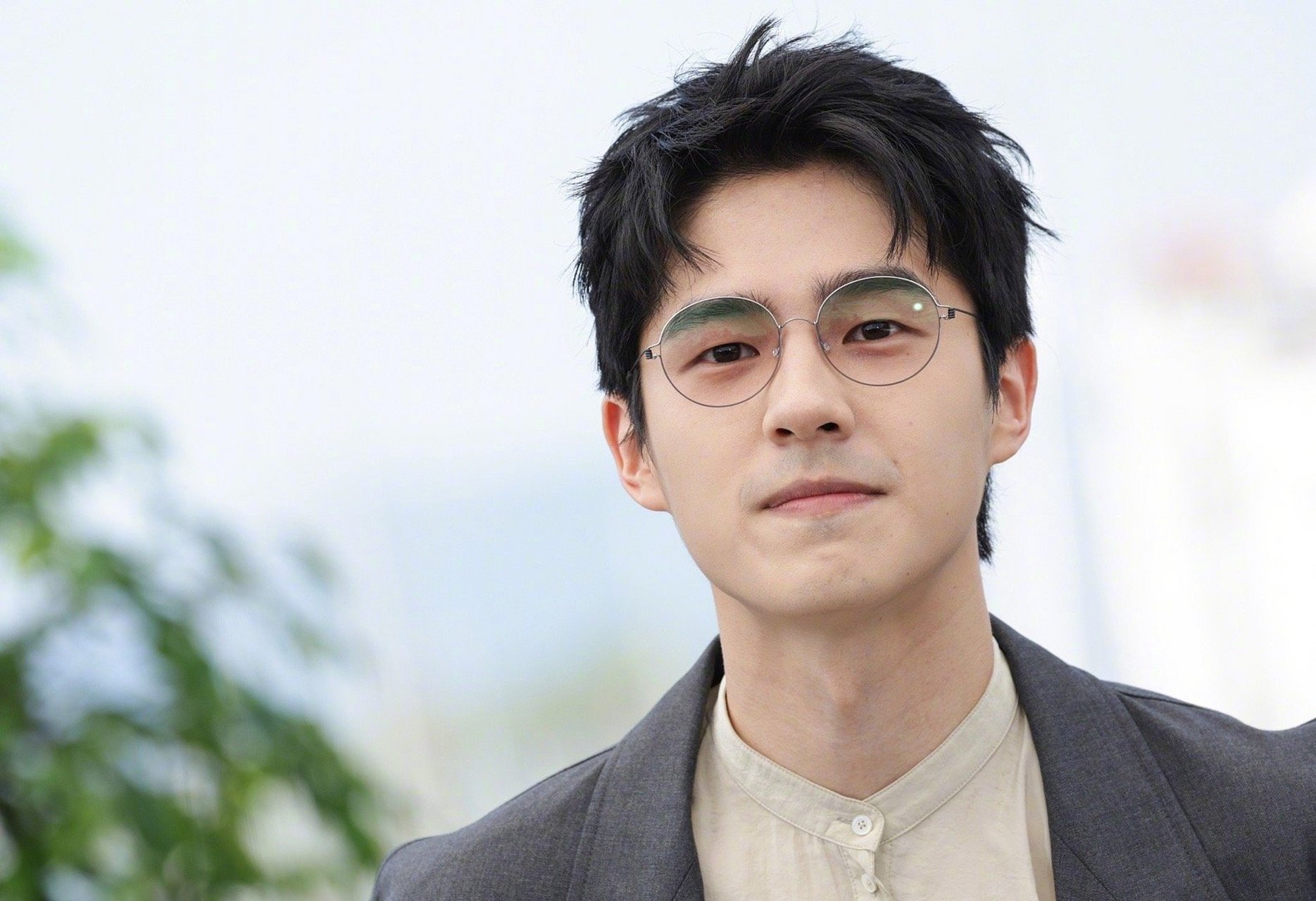刘昊然圆框眼镜造型# 刘昊然《燃冬》剧组#戛纳电影节#photocall