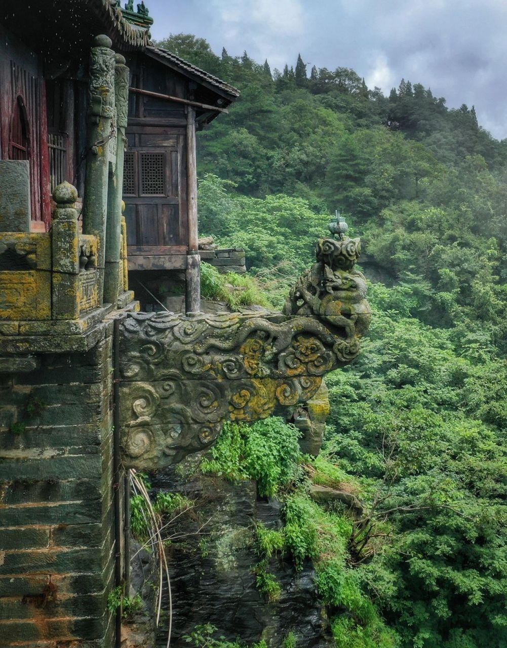 悬崖峭壁之上的龙头香 武当山南岩宫的龙头香