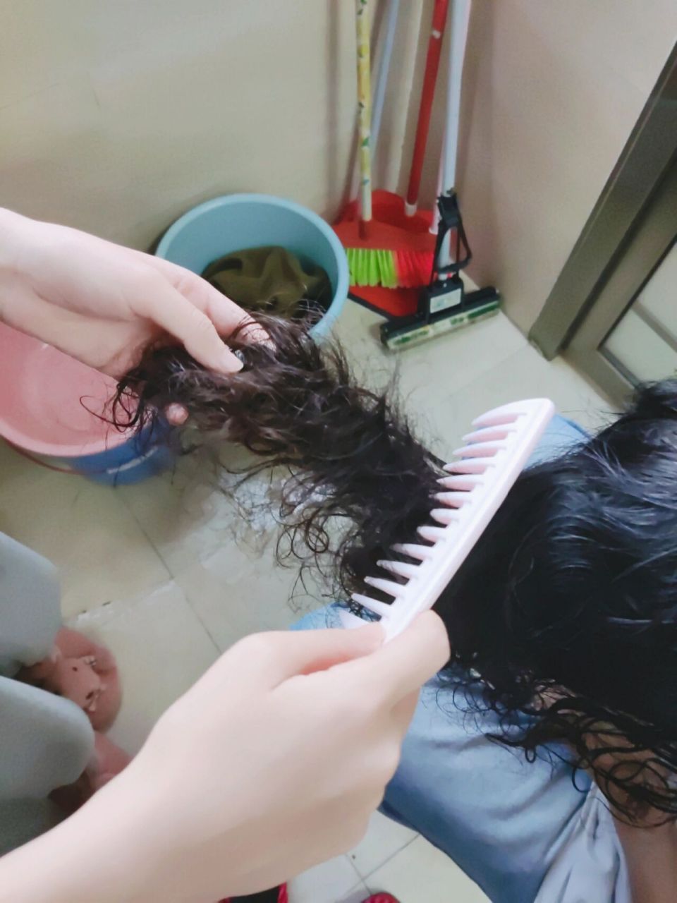 仙女们,头发打结成麻花了可咋解开 还有救吗? 在线等方法!