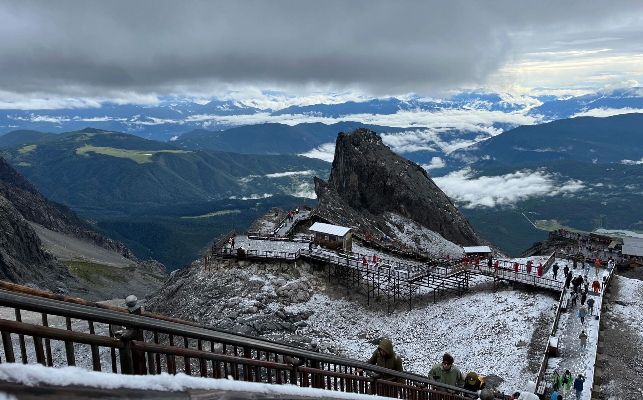 9月2日玉龙雪山下雪了 时隔三个多月 玉龙雪山下雪了 冰川公园迎接