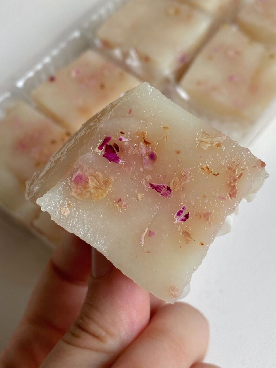 这个糯米糖糕上面是玫瑰花瓣 就是小时候吃的米糕的口感 很清爽的感觉