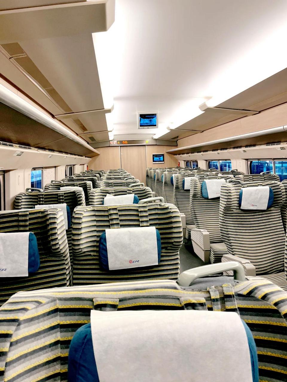 对于不经常坐一等座/商务座的人来说,还是比较好奇一等座有什么样的