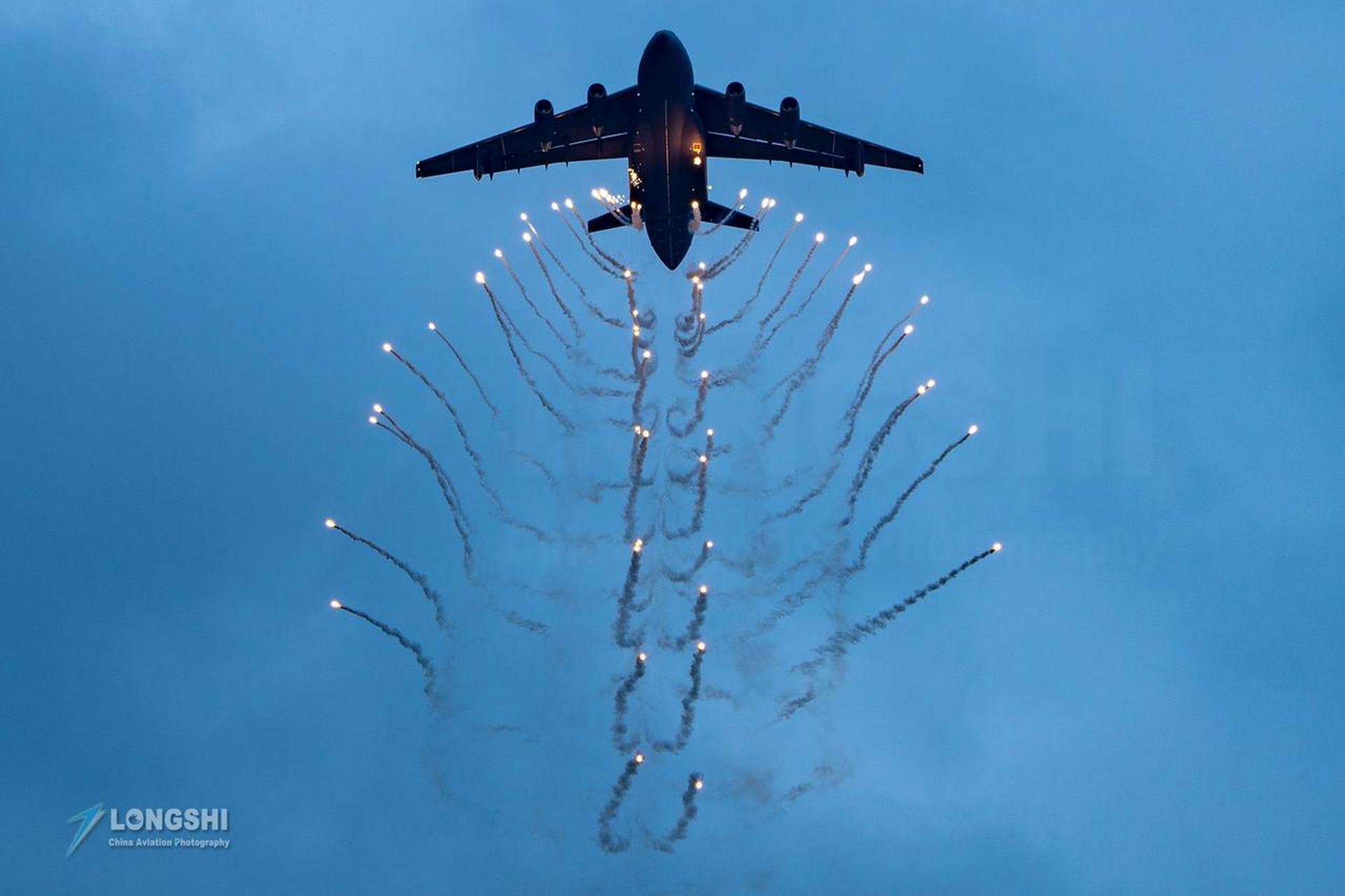 运油-20释放干扰弹的场面非常壮观,释放干扰弹在实际战场环境是有很大