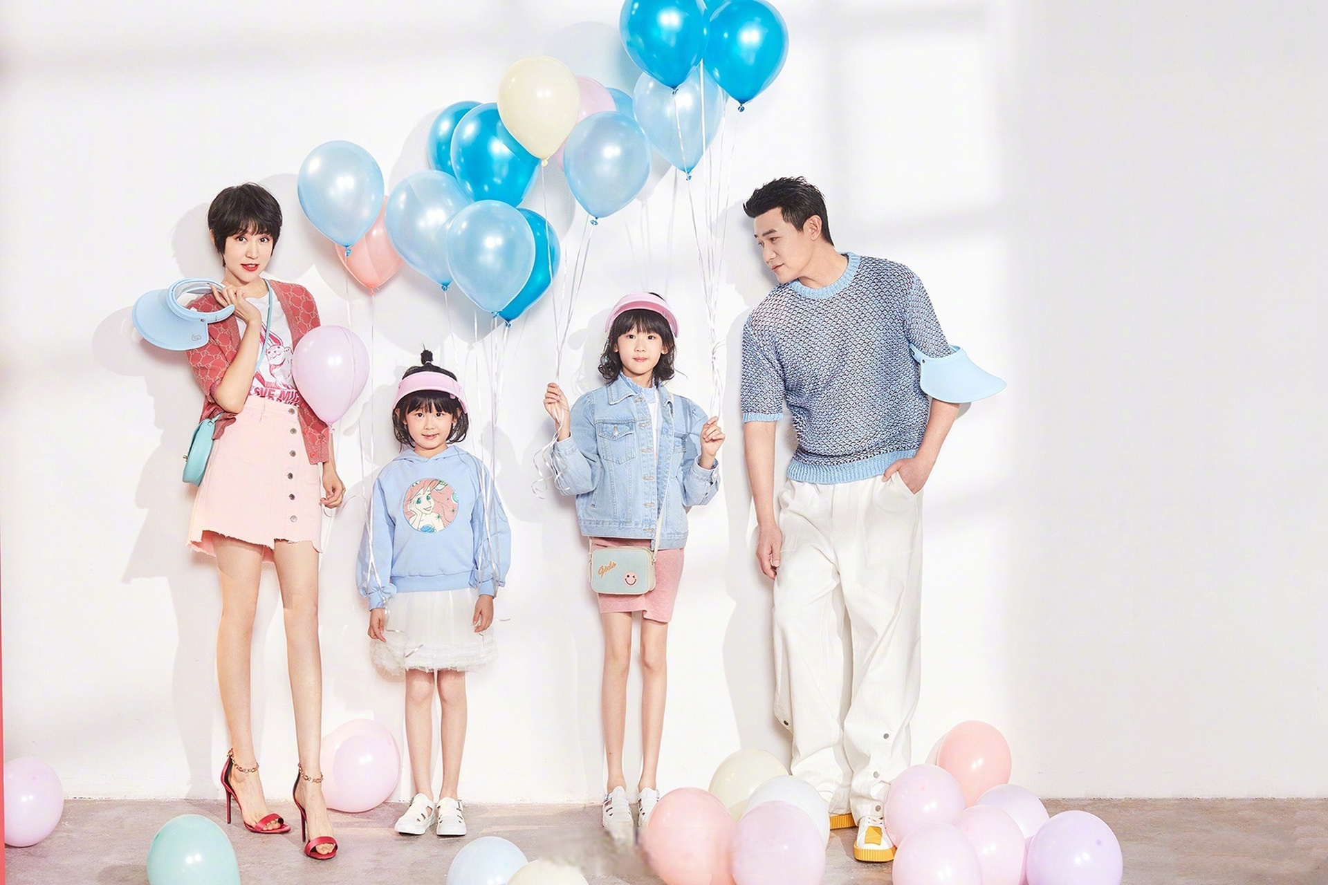 陆毅和鲍蕾的长腿基因可太好了吧,一家四口的照片,满屏都是腿.