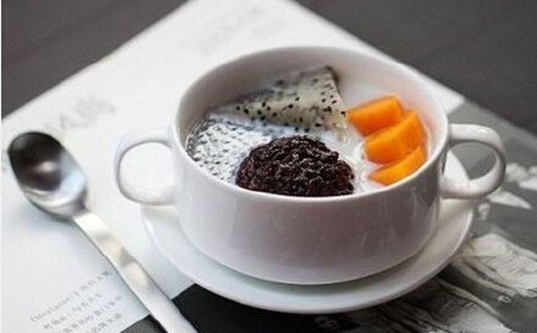 紫米,糯米和薏仁,以2:2:1的比例混合,洗净浸泡一夜