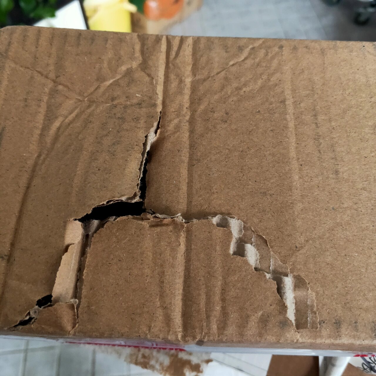 快递盒子破了这么大个洞