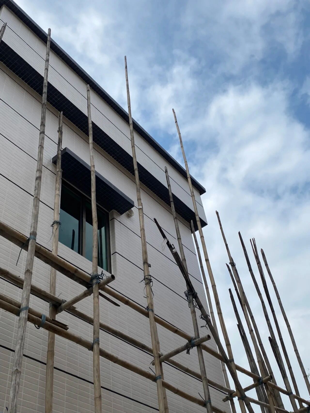 农村现代风自建房可以这样搭配 本案例外墙装饰中,采用溶洲二厂外墙砖