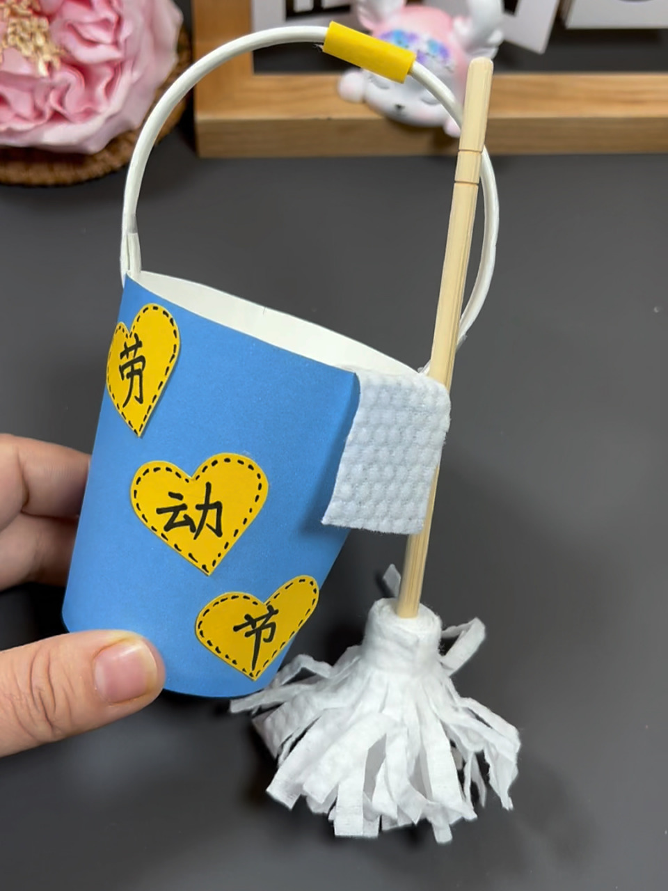 劳动节手工 劳动节马上到了,用纸杯和洗脸巾一次性筷子制作迷你水桶和