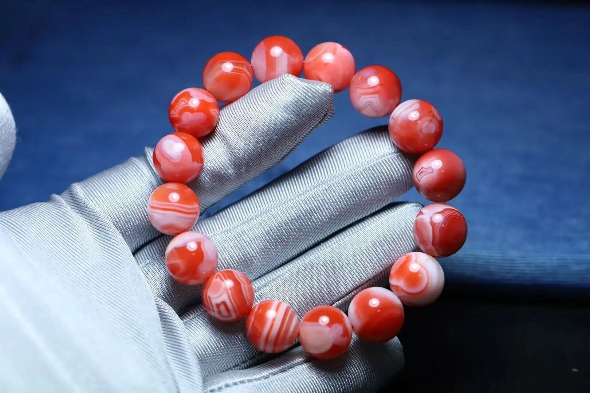 保山南红 保山原矿顶级飘花手串,飘花的手串肯定没有纯肉的值钱,但是