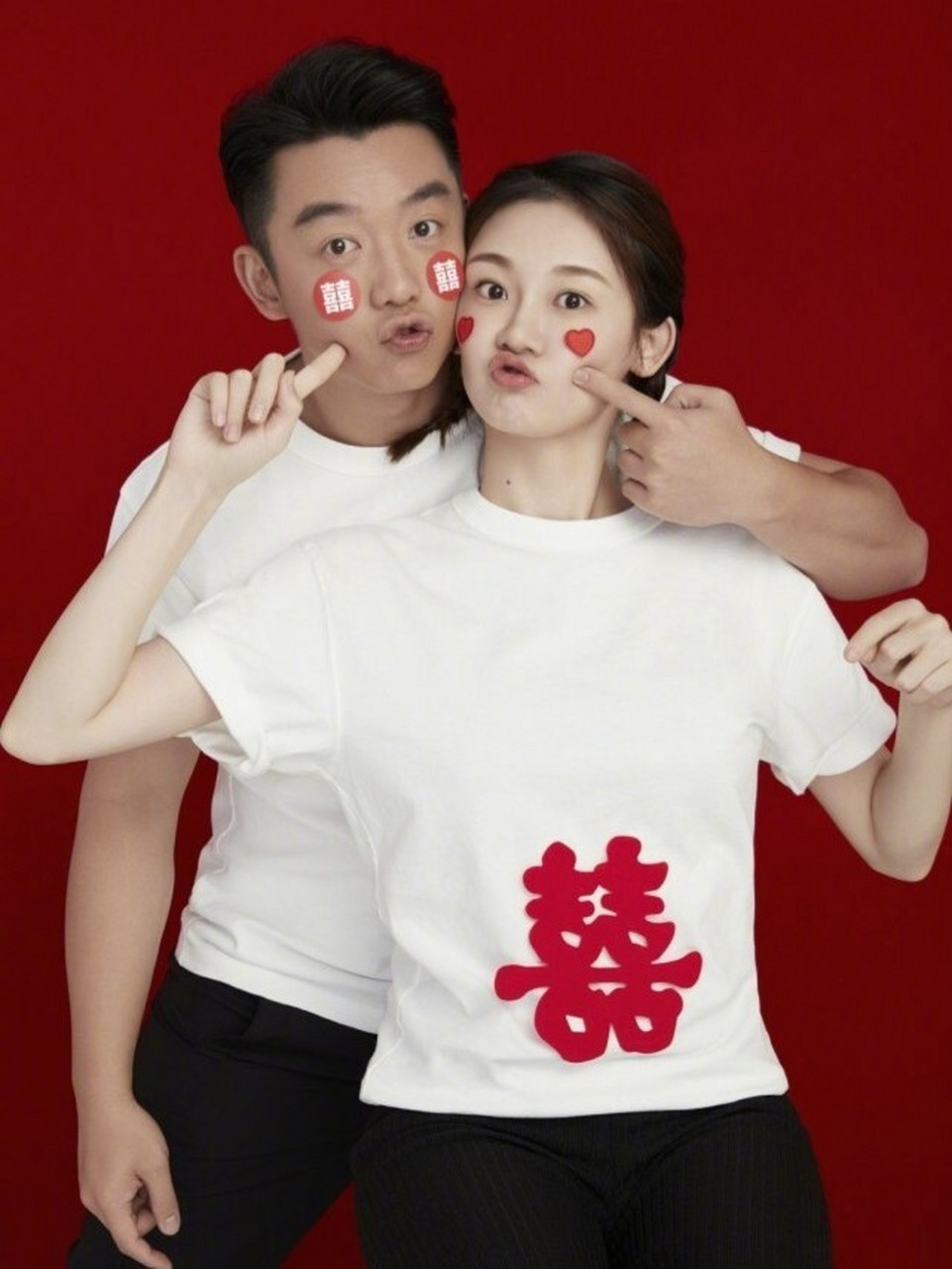 郑恺官宣苗苗产女喜讯,想到妻女立马变成星 10月22日,郑恺在外出做