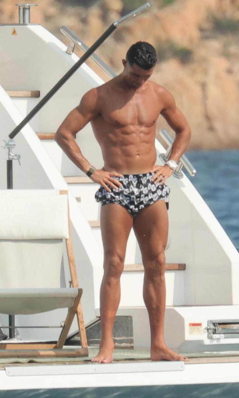 c罗 cristiano ronaldo 的皮肤真的好光滑,感觉他连腿毛都没有.